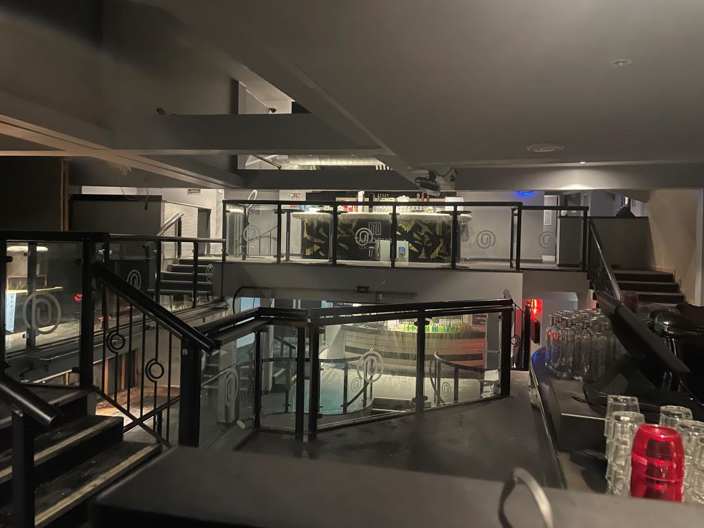 Lot: 86 - FORMER NIGHTCLUB WITH PLANNING FOR RESIDENTIAL DEVELOPMENT - Scene photo showing accommodation on multiple floors